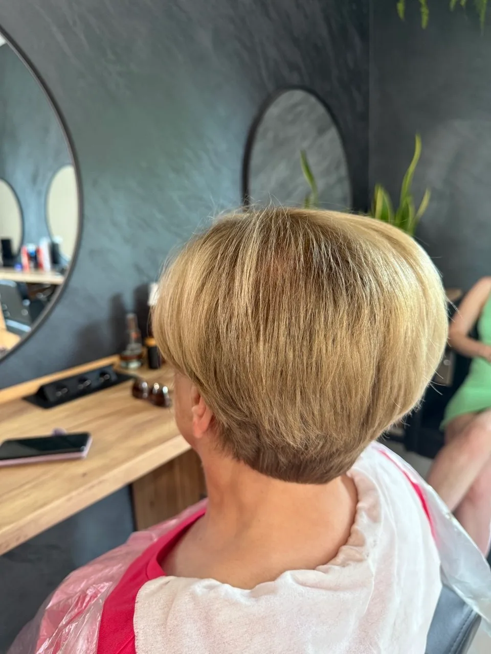 Krótkie blond strzyżenie pixie