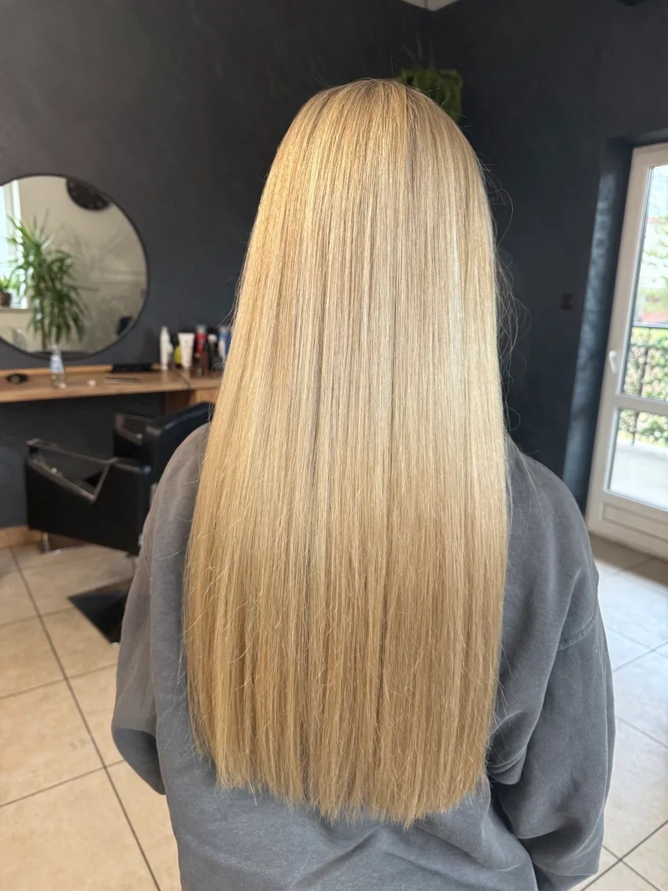 Długie proste blond włosy